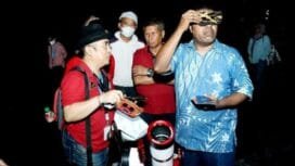 Bupati Biak Numfor Saat Mencoba Kacamata Anti Radiasi dan TeropongFoto: Humas-pro Biak