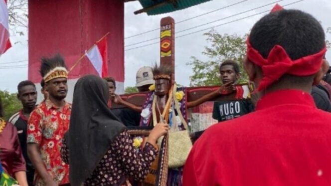 
Indahnya Toleransi di Papua, Umat Muslim Ikut Perarakan Salib IYD 