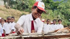 Sukacita Siswa SD Inpres Wambak Yalimo saat membawa Kayu Bakar Untuk Guru di SekolahFoto: Istimewa for Sasagupapua.com