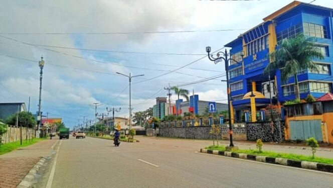
Jalan Cenderawasih, Kota Timika.Foto: Sasagupapua.com