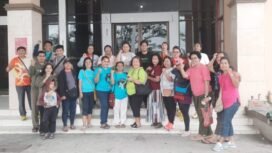 Panitia berfoto bersama usai doa subuh mempersiapkan KKR BWA Wilayah Mimika, Minggu (4/6/2023). Foto: Sasagupapua.com