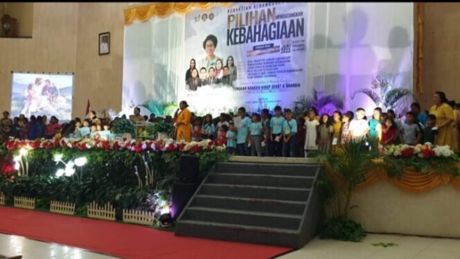 
Anak-anak saat membawakan pujian pada malam terakhir KKR BWA.Foto: Sasagupapua.com