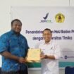Kepala Loka POM Kabupaten Mimika, Marselino F. Paepadaseda dan Wakil Rektor III UTI,  Fredy Rumbiak berfoto bersama usai penandatanganan MoU.Foto: Sasagupapua.com