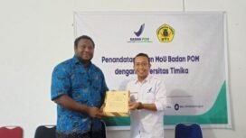 Kepala Loka POM Kabupaten Mimika, Marselino F. Paepadaseda dan Wakil Rektor III UTI,  Fredy Rumbiak berfoto bersama usai penandatanganan MoU.Foto: Sasagupapua.com