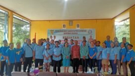 Foto bersama dalam kegiatan sosialisasi dan pembinaan administrasi TP PKK di Distrik Iwaka.Foto: Sasagupapua.com