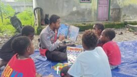 Briptu Nixon Mehue saat mengajar anak-anak dalam program Si Ipar.Foto: Kristin Rejang-Sasagupapua.com