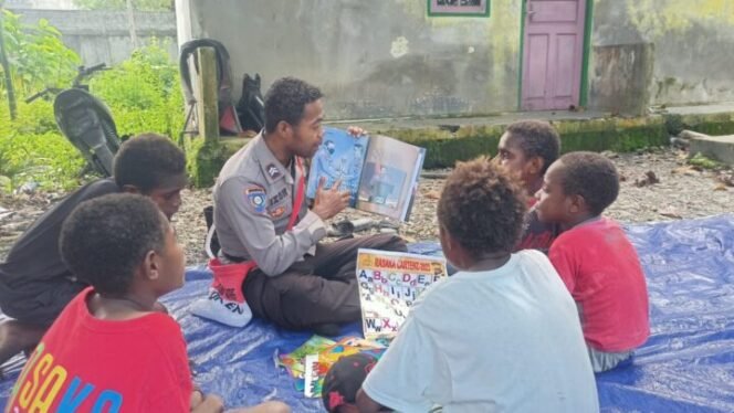 
Briptu Nixon Mehue saat mengajar anak-anak dalam program Si Ipar.Foto: Kristin Rejang-Sasagupapua.com