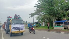 Masa yang bergerak menuju ke Kantor Puspem Mimika.Foto: Sasagupapua.com