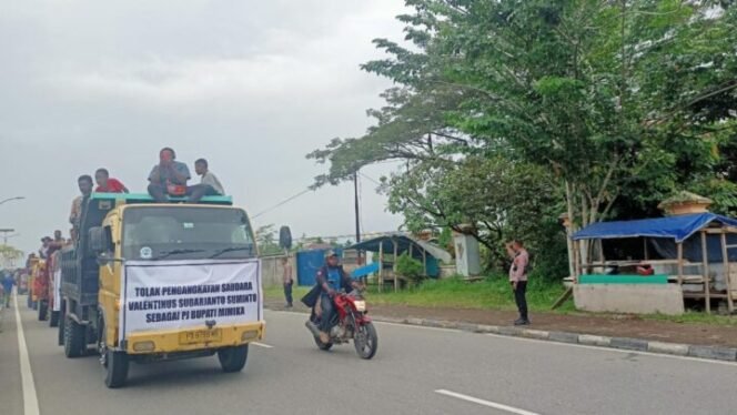 
Masa yang bergerak menuju ke Kantor Puspem Mimika.Foto: Sasagupapua.com