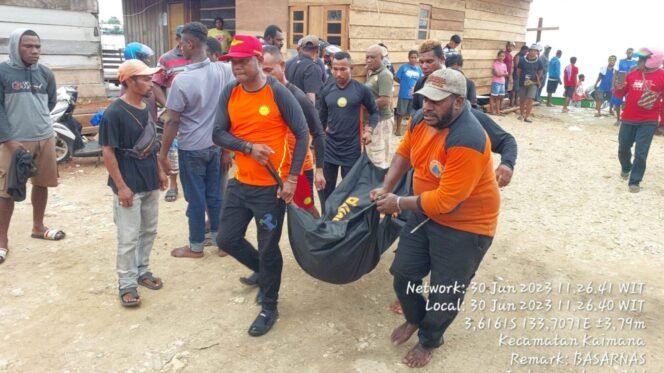 
Tim SAR Gabungan saat mengevakuasi korban kapal tenggelam.Foto: Istimewa