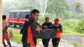 Tim SAR Gabungan saat mengevakuasi korban kapal tenggelam.Foto: Istimewa