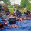 Warga Kerukunan IKL saat bekerjasama memotong hewan kurbanFoto: Kristin Rejang - Sasagupapua.com