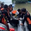 Proses evakuasi korban kecelakaan Longboat di Perairan Kaimana.Foto: Istimewa
