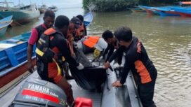 Proses evakuasi korban kecelakaan Longboat di Perairan Kaimana.Foto: Istimewa