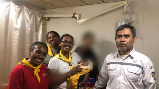 
Nakes bersama dengan dokter KM Dobonsolo berfoto bersama anak yang baru lahir di Kapal Dobonsolo.Foto: Istimewa