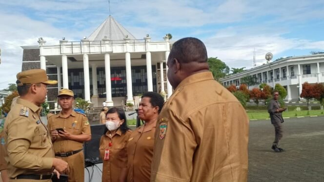
Pj. Bupati Mimika, Valentinus Sudarjanto Suminto ketika menyapa para kepala OPD usai Apel.Foto: Kristin Rejang - Sasagupapua.com