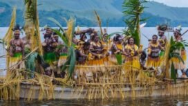 Para penari tarian Isolo yang dilakukan di atas kapal saat acara FDSFoto: Menparekraf.go.id