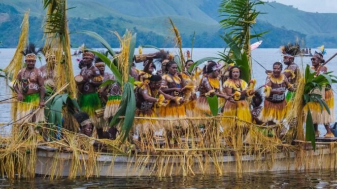 
Para penari tarian Isolo yang dilakukan di atas kapal saat acara FDSFoto: Menparekraf.go.id