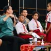 Presiden Jokowi saat menjawab pertanyaan murid SD di Kota Jayapura, Papua, Jumat (7/7/2023).Foto: Setkab.go.id