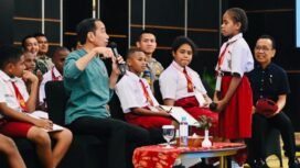 Presiden Jokowi saat menjawab pertanyaan murid SD di Kota Jayapura, Papua, Jumat (7/7/2023).Foto: Setkab.go.id