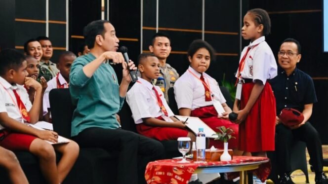 
Presiden Jokowi saat menjawab pertanyaan murid SD di Kota Jayapura, Papua, Jumat (7/7/2023).Foto: Setkab.go.id