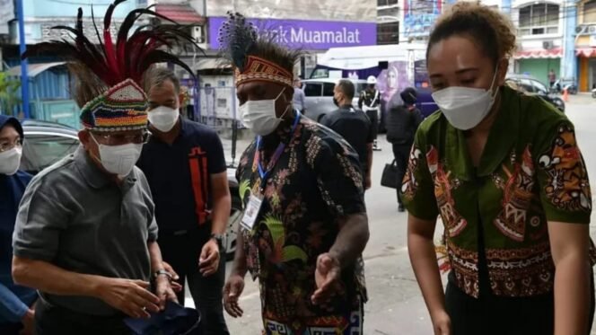 
Wapres Ma’ruf Amin didampingi Ibu Wury Ma’ruf Amin dalam kunjungan ke tanah Papua Desember 2022 lalu.Foto: Setkab.go.id