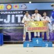 Dua Atlet Jujitsu yakni Fransiskus Ongen Karubun (tengah) Mengharumkan Provinsi Papua Tengah dengan Meraih Medali Emas.Foto: Istimewa For Sasagupapua.com