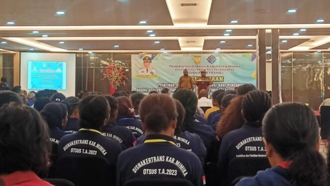 
Suasana acara pembukaan pelatihan kerja yang digelar oleh Disnakertrans.  Foto: Kristin Rejang - Sasagupapua.com