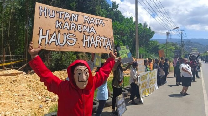 
Suasana aksi Demo Damai oleh para pegiat lingkungan di Jayapura pada momen hari mangrove sedunia.  Foto: Istimewa for Sasagupapua.com
