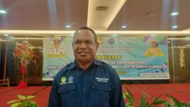 Kepala Disnakertrans Kabupaten Mimika, Paulus Yanengga.  Foto: Kristin Rejang - Sasagupapua.com