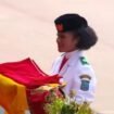 Lilly Wenda,Saat Membawa Baki Baki Pada Pengibaran Bendera Merah Putih di Istana Negara.Foto: Capture YouTube Sekretariat Presiden