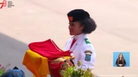 Lilly Wenda,Saat Membawa Baki Baki Pada Pengibaran Bendera Merah Putih di Istana Negara.Foto: Capture YouTube Sekretariat Presiden