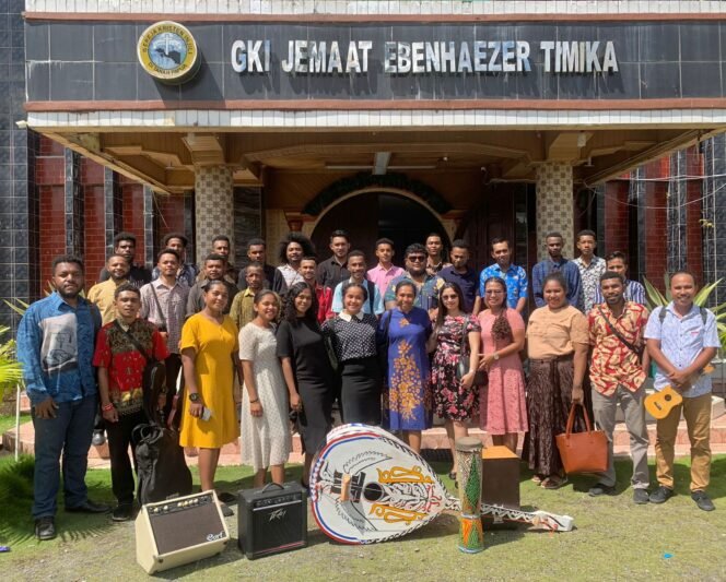 
Foto utama:
Team Hallelujah usai pelayanan di gereja.Foto: Istimewa for Sasagupapua.com