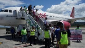 Pesawat Batik air saat perdana terbang ke Bandara Frans Kaisepo.Foto: Fb Humas Pro_Biak