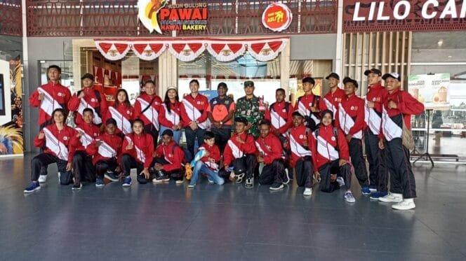 
Tim Muaythai Timika berfoto bersama Sekertaris Umum Koni, Agus Hugo Kreey di Bandara Mozes Kilangin Sisi Selatan.Foto: Kristin Rejang-Sasagupapua.com