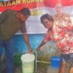 Dua warga Koperapoka saat mencoba air bersih yang sudah bisa dinikmati masyarakat.Foto: Kristin Rejang-Sasagupapua.com