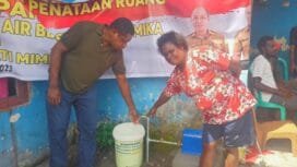 Dua warga Koperapoka saat mencoba air bersih yang sudah bisa dinikmati masyarakat.Foto: Kristin Rejang-Sasagupapua.com