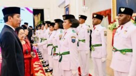 Presiden Joko Widodo saat berhadapan dengan Juan Paulus Faya saat upacara pengukuhan Paskibra beberapa waktu lalu.Foto: Capture Twitter @jokowi