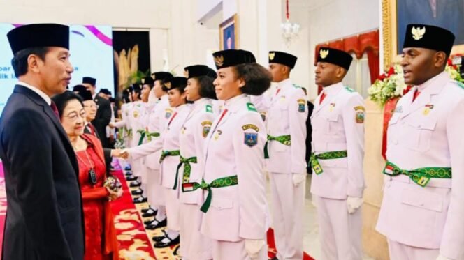 
Presiden Joko Widodo saat berhadapan dengan Juan Paulus Faya saat upacara pengukuhan Paskibra beberapa waktu lalu.Foto: Capture Twitter @jokowi