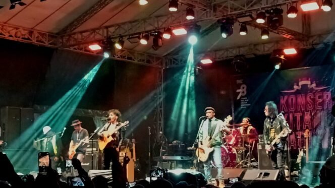 
Kaka Slank dan kawan-kawan saat menghibur karyawan PT. Freeport Indonesia di Mp72 Ridge Camp.Foto: Sasagupapua.com
