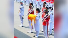 Sepatu kiri Lilly terlepas saat bertugas namun Lilly tetap menyelesaikan tugas sampai akhir.Foto: Capture Instagram @jokowi