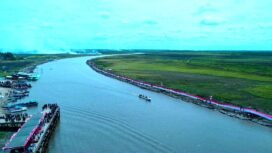 Pemerintah Kabupaten Mappi bersama masyarakat membentangkan kain merah putih 5.000 meter.Foto: Istimewa