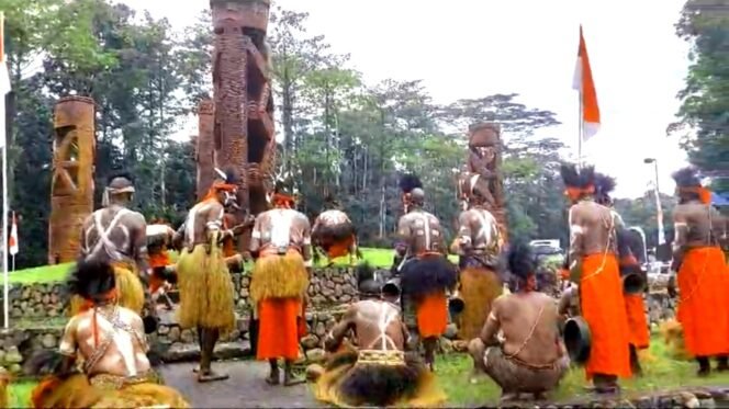 
Masyarakat Kamoro saat melakukan prosesi adat.Foto: Istimewa