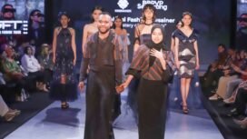Alfreds Rumbekwan (kiri) Desainer Papua yang membawa hasil desain Benang Gulung Papua di Semarang Fashion Trend (SFT).Foto: Istimewa For Sasagupapua.com