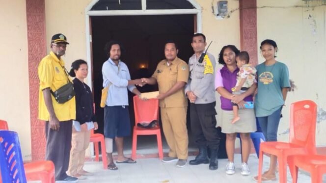 
Kepala Kampung Naena Muktipura, Lalu Sukri Rahman saat memberikan bantuan kepada salah satu denominasi rumah ibadah yang ada di Kampung Naena Muktipura.Foto: Istimewa For Sasagupapua.com