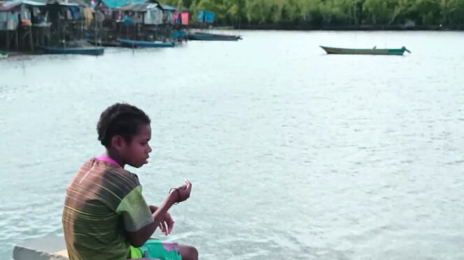 
Seorang anak sedang memancing di kawasan Pelabuhan Pomako, Kabupaten Mimika, Papua Tengah.Foto: Kristin Rejang-Sasagupapua.com