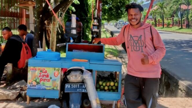 
Ferdinand Adii, Penjual Es Jeruk Peras. Foto: Istimewa for sasagupapua.com