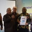 Bupati Kabupaten Mimika, Eltinus Omaleng dan tim saat bertemu Direktur Penataan Daerah, Otonomi Khusus dan DPOD pada Direktorat Jenderal Otonomi Daerah, Kementerian Dalam Negeri, Valentinus Sudarjanto Sumito.Foto: Istimewa
