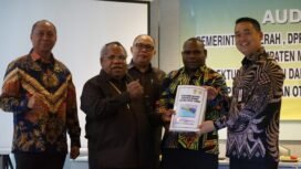 Bupati Kabupaten Mimika, Eltinus Omaleng dan tim saat bertemu Direktur Penataan Daerah, Otonomi Khusus dan DPOD pada Direktorat Jenderal Otonomi Daerah, Kementerian Dalam Negeri, Valentinus Sudarjanto Sumito.Foto: Istimewa