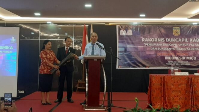 
PJ. Sekda Mimika, Robert Mayaut didampingi Kepala Dinas Dukcapil Mimika, Slamet Sutedjo saat membuka acara Rakornis Dukcapil.Foto: Sasagupapua.com